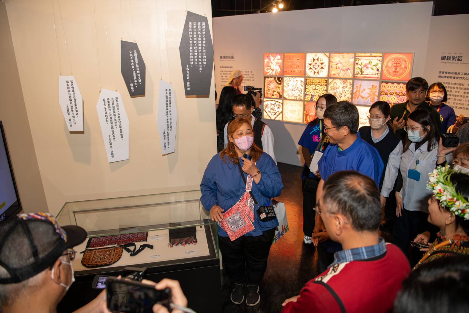 圖4 尋衫-六堆原客服飾圖紋个對話特展開展，客籍馬卡道族媳婦(繡品復振)-廖秀枝女士講解馬卡道族頭巾.jpg