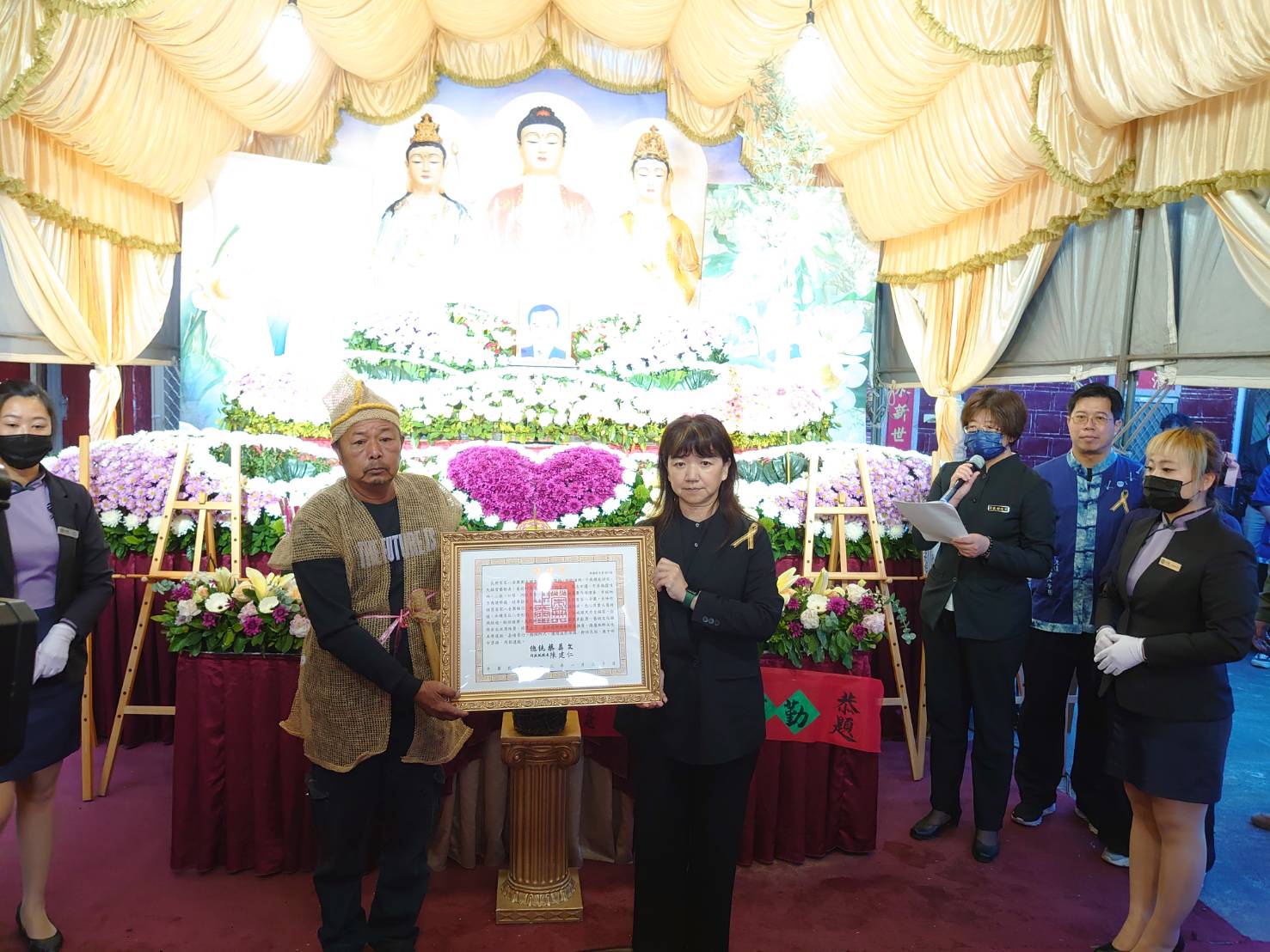 圖2 文化部次長李靜慧(右)代表總統蔡英文頒發總統褒揚令予鍾雲輝長子鍾貴榮(左)，以表哀思與敬意。.jpg