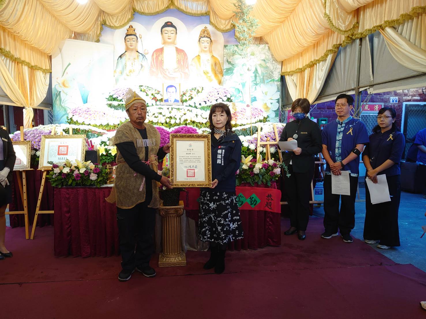 圖3 高雄市政府客家事務委員會主任委員楊瑞霞(右)頒贈褒揚狀予鍾雲輝長子鍾貴榮(左)，以表哀思與敬意。.jpg