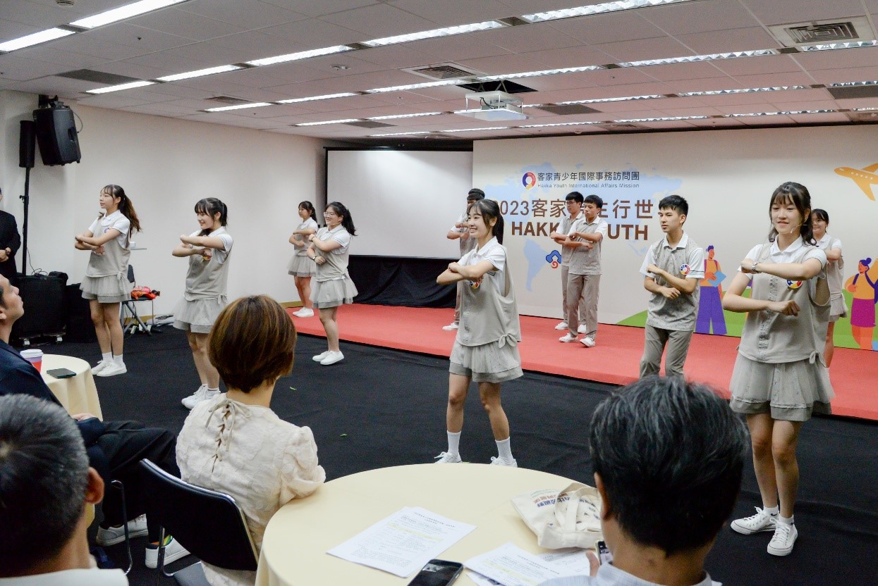 照片1：2023青訪團於授旗典禮的文化展演.jpg