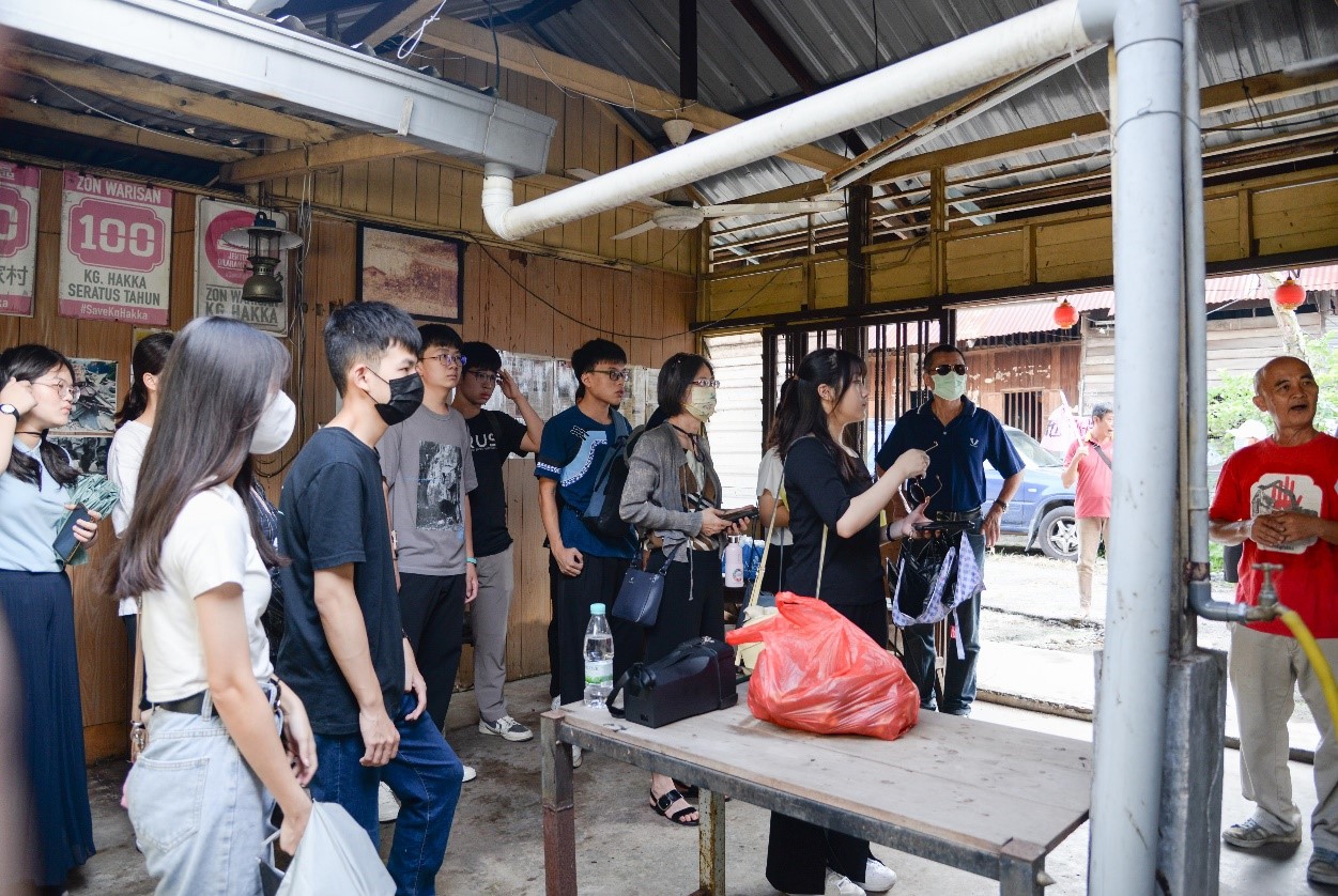 照片2：2023青訪團成員參訪馬來西亞文丁鎮客家村.jpg