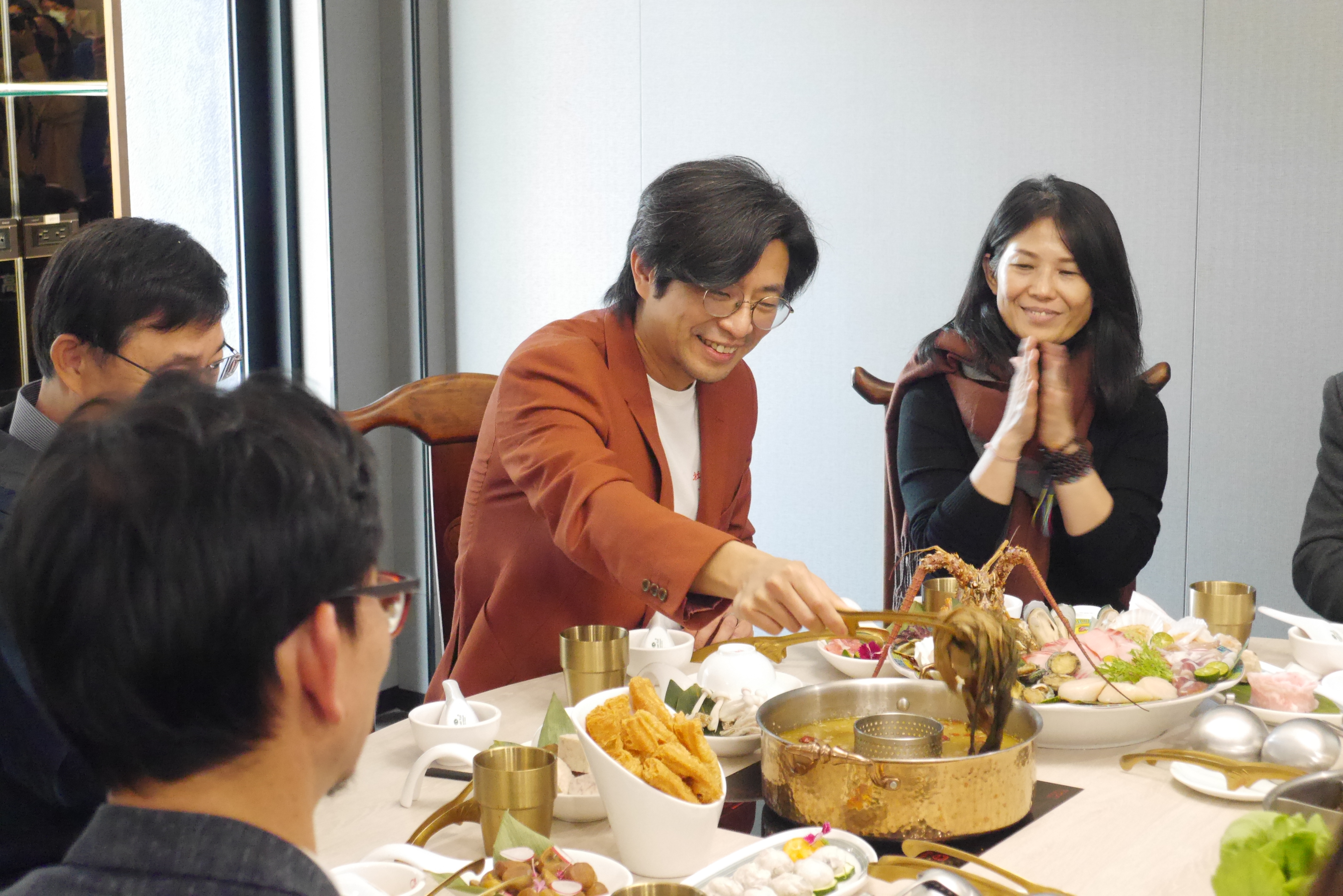 圖2客委會副主委周江杰將公館福菜放入鍋內，象徵福氣滿滿.JPG