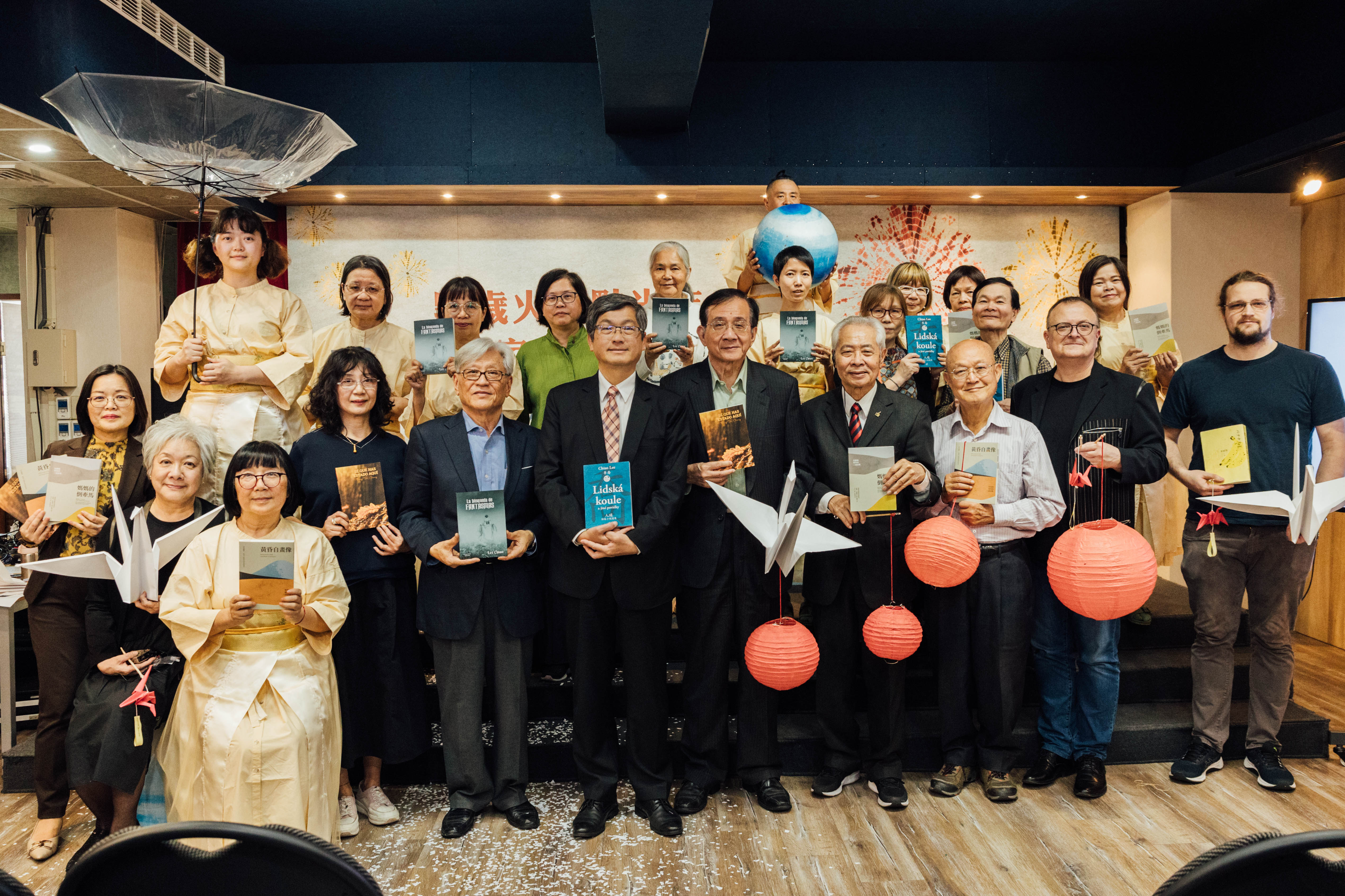 楊主委、客家文學外譯作家、譯者、出版社代表與表演者等共同合影.jpg