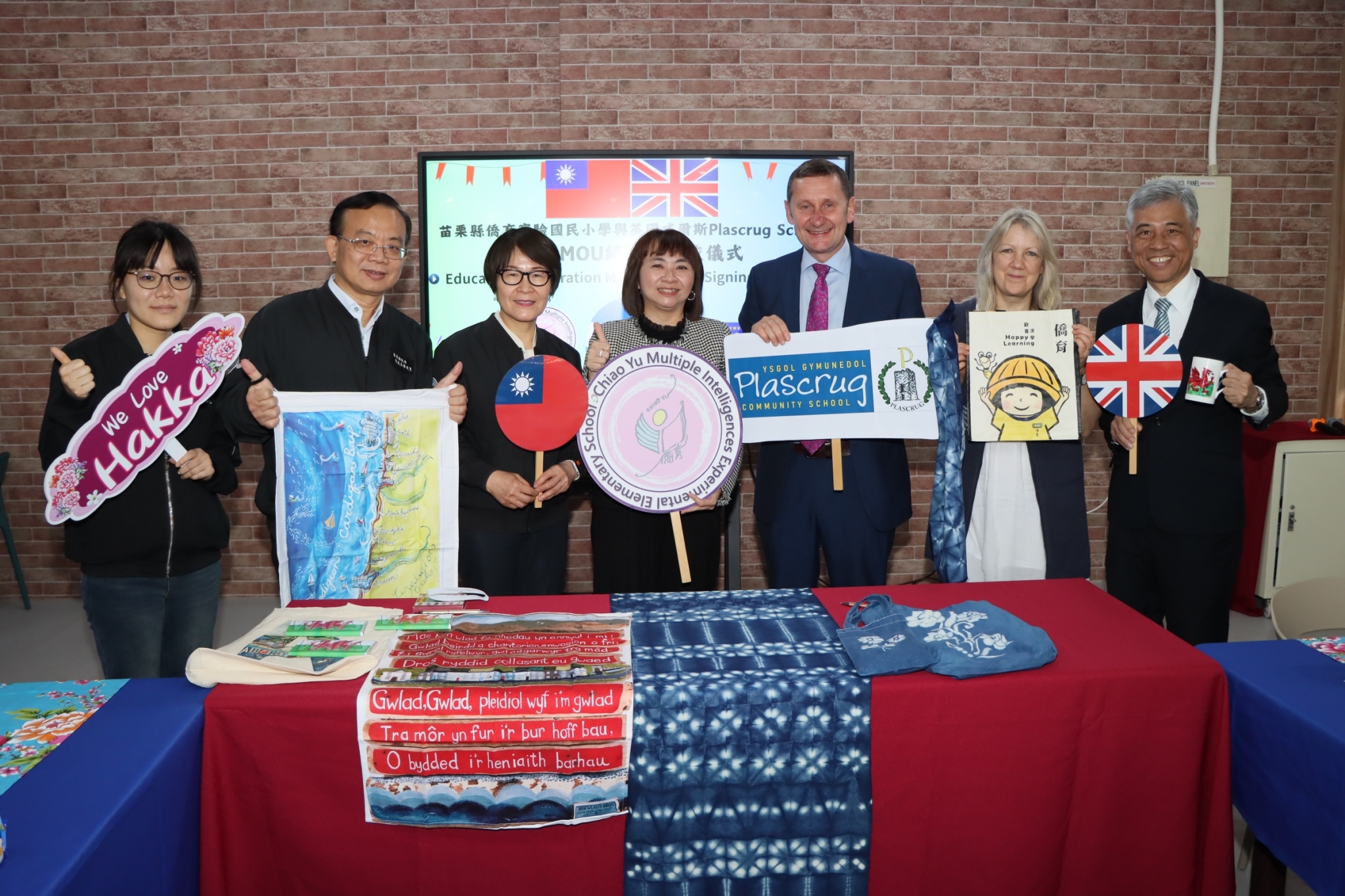圖1 苗栗縣僑育實驗小學與英國威爾斯Plascrug School締結姊妹校.jpg