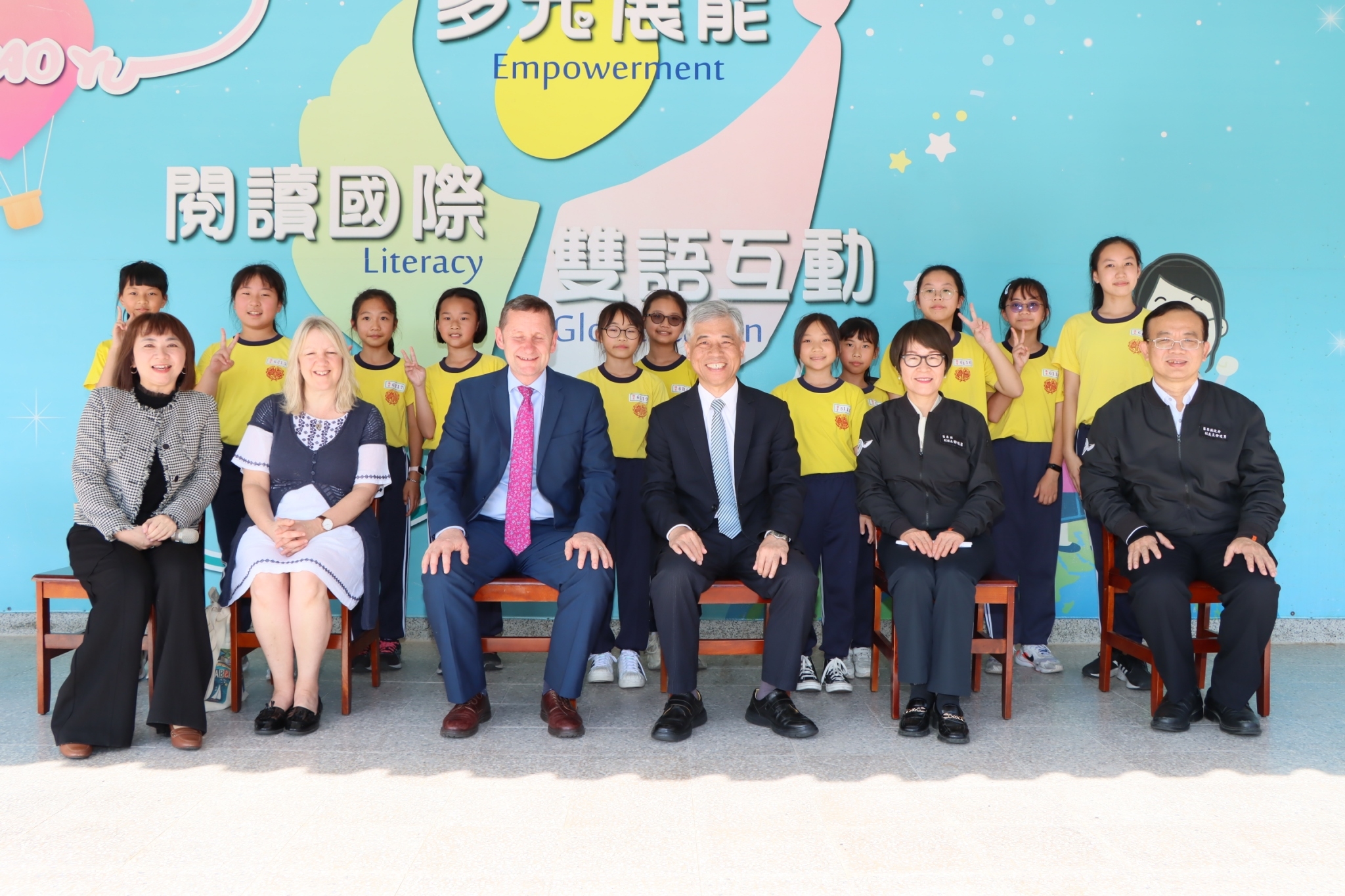 圖4 客委會特別安排僑育實小與英國威爾斯Plascrug School締結姊妹校交流學習.jpg