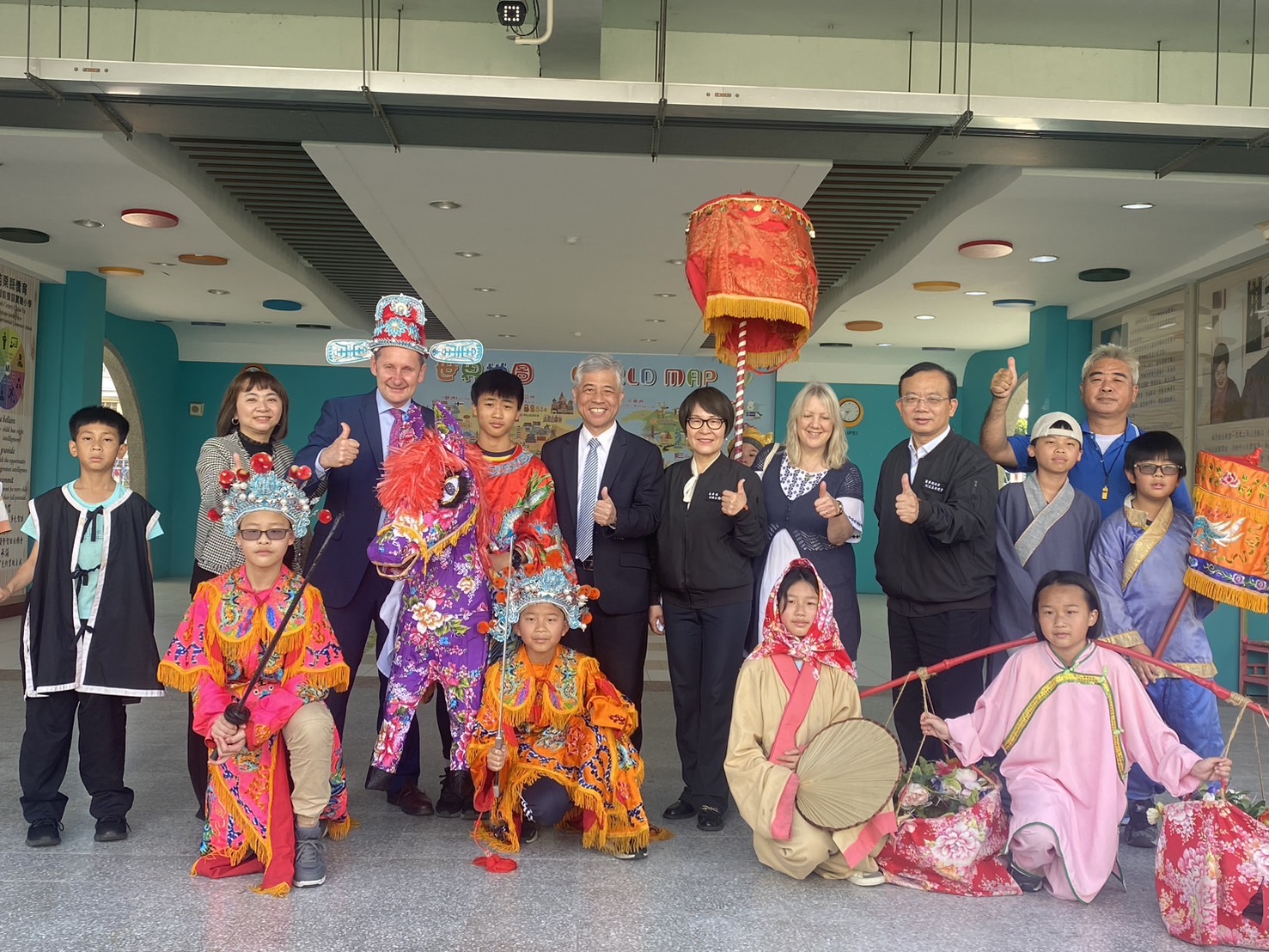 圖5 僑育實小學生特別表演客家布馬陣迎接英國威爾斯學校訪團貴賓.jpg