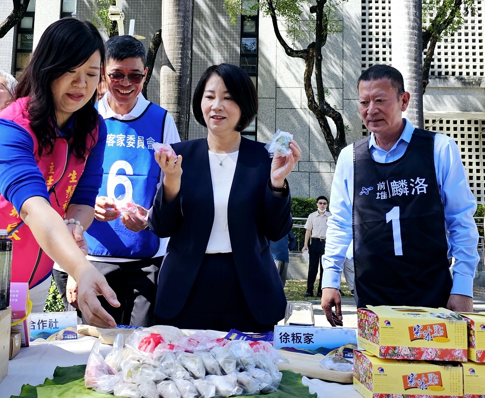 圖4 第59屆六堆運動會宣傳記者會宣傳前堆麟洛鄉特產(左起客發中心何金樑主任、屏東縣周春米縣長、麟洛鄉鍾慶平鄉長).jpg