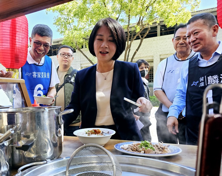 圖5 第59屆六堆運動會宣傳記者會宣傳前堆麟洛鄉美食-面帕粄(左起客發中心何金樑主任、屏東縣周春米縣長、新埤鄉潘和源鄉長、麟洛鄉鍾慶平鄉長).jpg