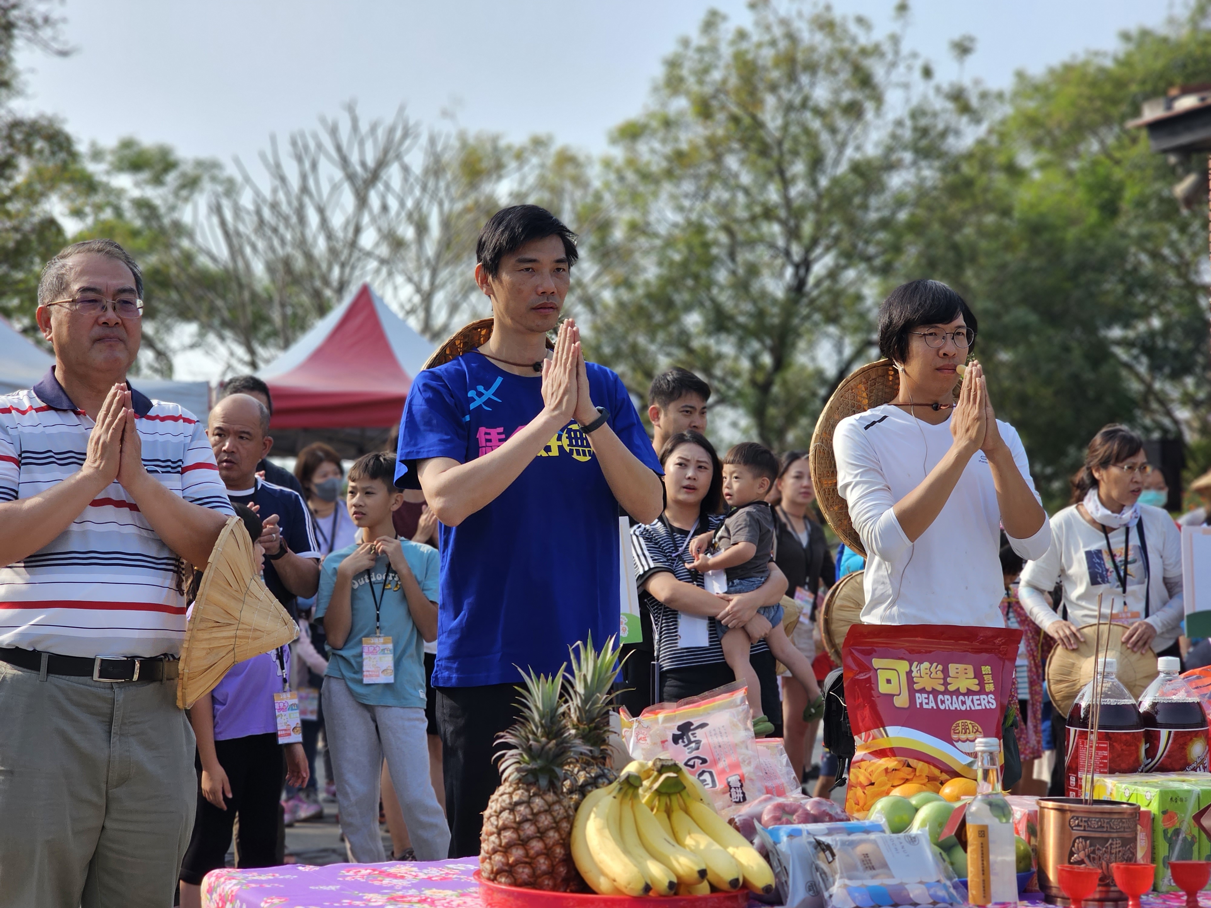 圖5  六堆農事學堂春祈蒔田 共下來尞，下田前祭祀田頭伯公（左起屏東觀光酒廠張國棟副廠長、客發中心江盛來組長、在地小農林柏丞）.jpg