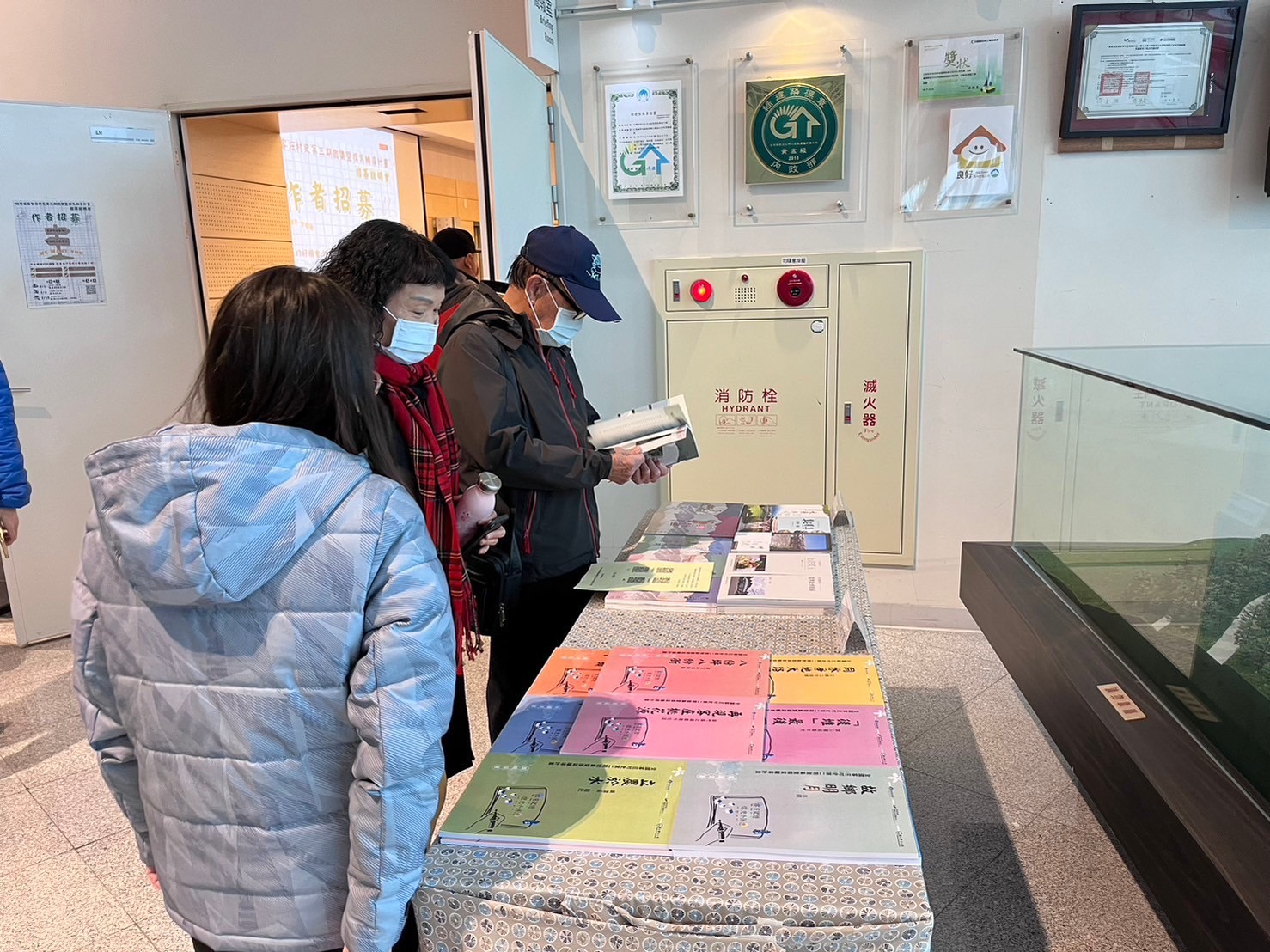圖6 桃竹苗客庄村史第三期人才招募說明會參與學員閱覽前兩期成果專書.jpg