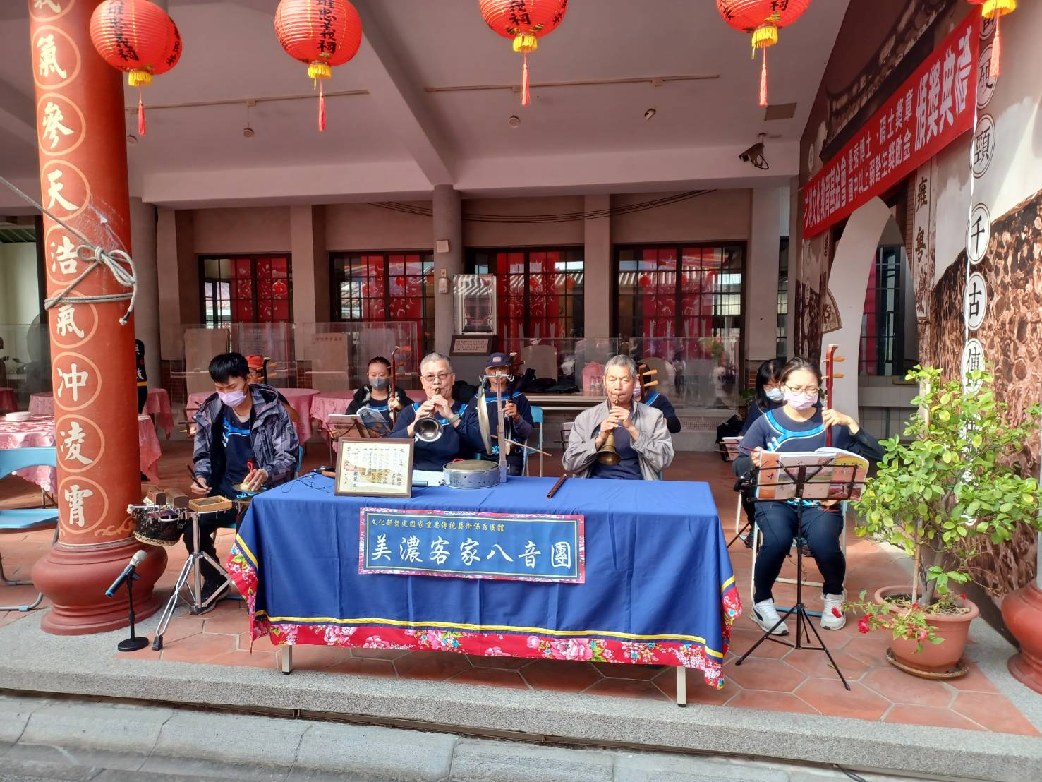 圖4 由文化部指定國家重要傳統藝術保存團體的美濃客家八音團現場演奏配樂.jpg