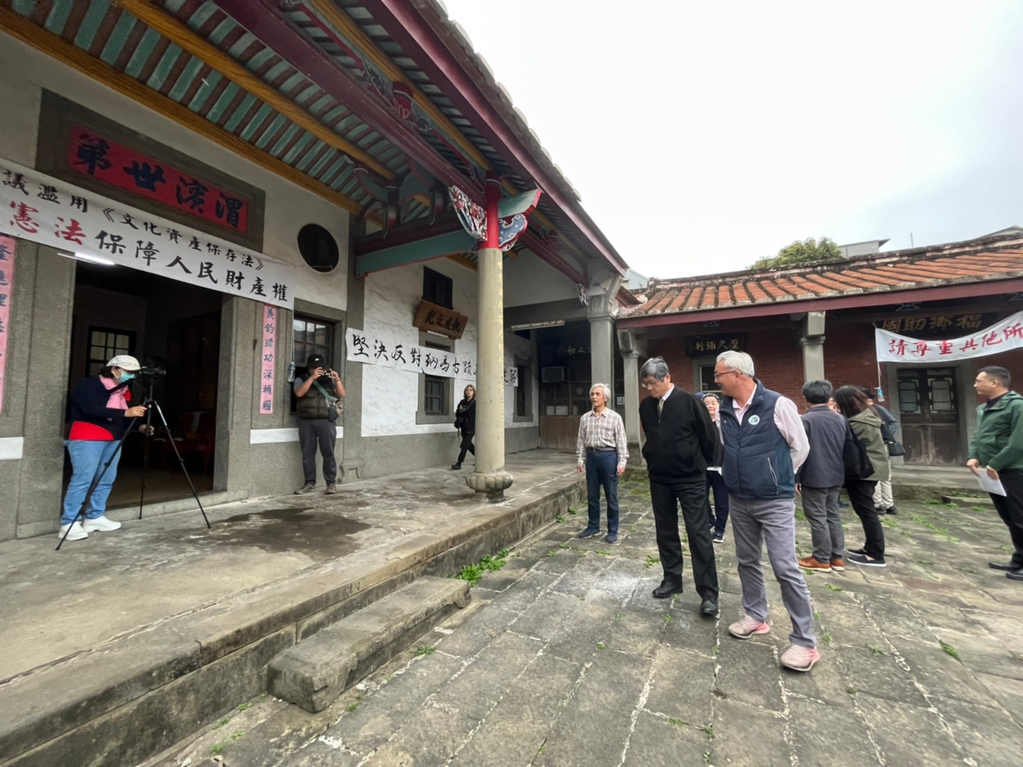 圖1 客委會主委楊長鎮在新竹縣北埔鄉長莊明增陪同下，前往關心北埔新姜天水堂古蹟一案.jpg