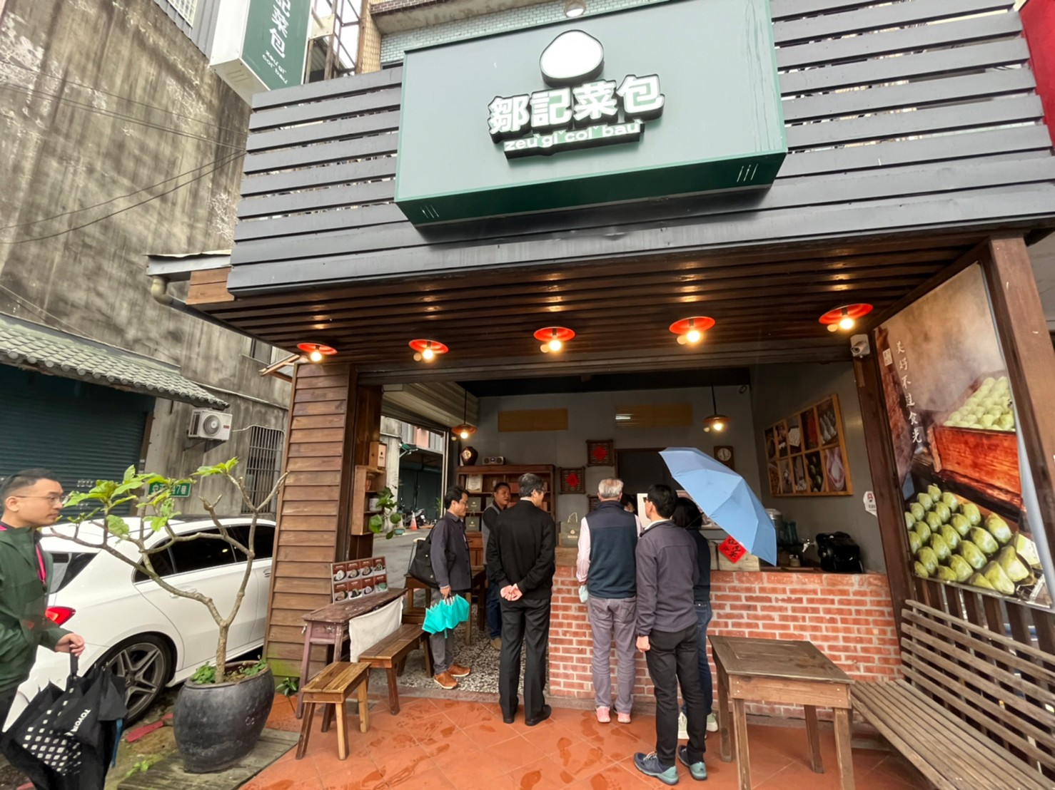 圖4 客委會主委楊長鎮在北埔鄉長莊明增陪同下，前往現勘北埔招牌及街區改造.jpg