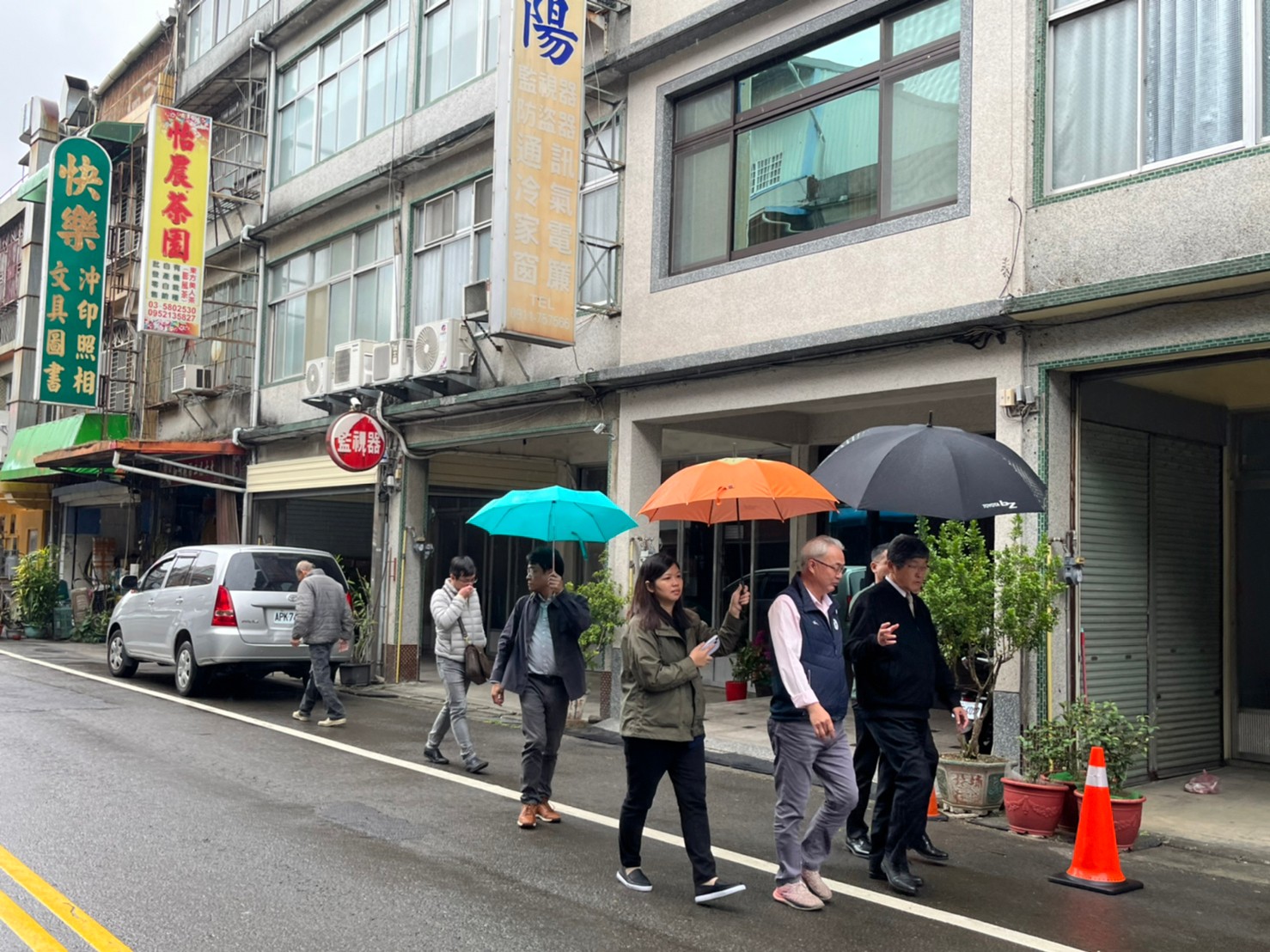 圖5 客委會主委楊長鎮在北埔鄉長莊明增陪同下，前往現勘北埔招牌及街區改造-2.jpg