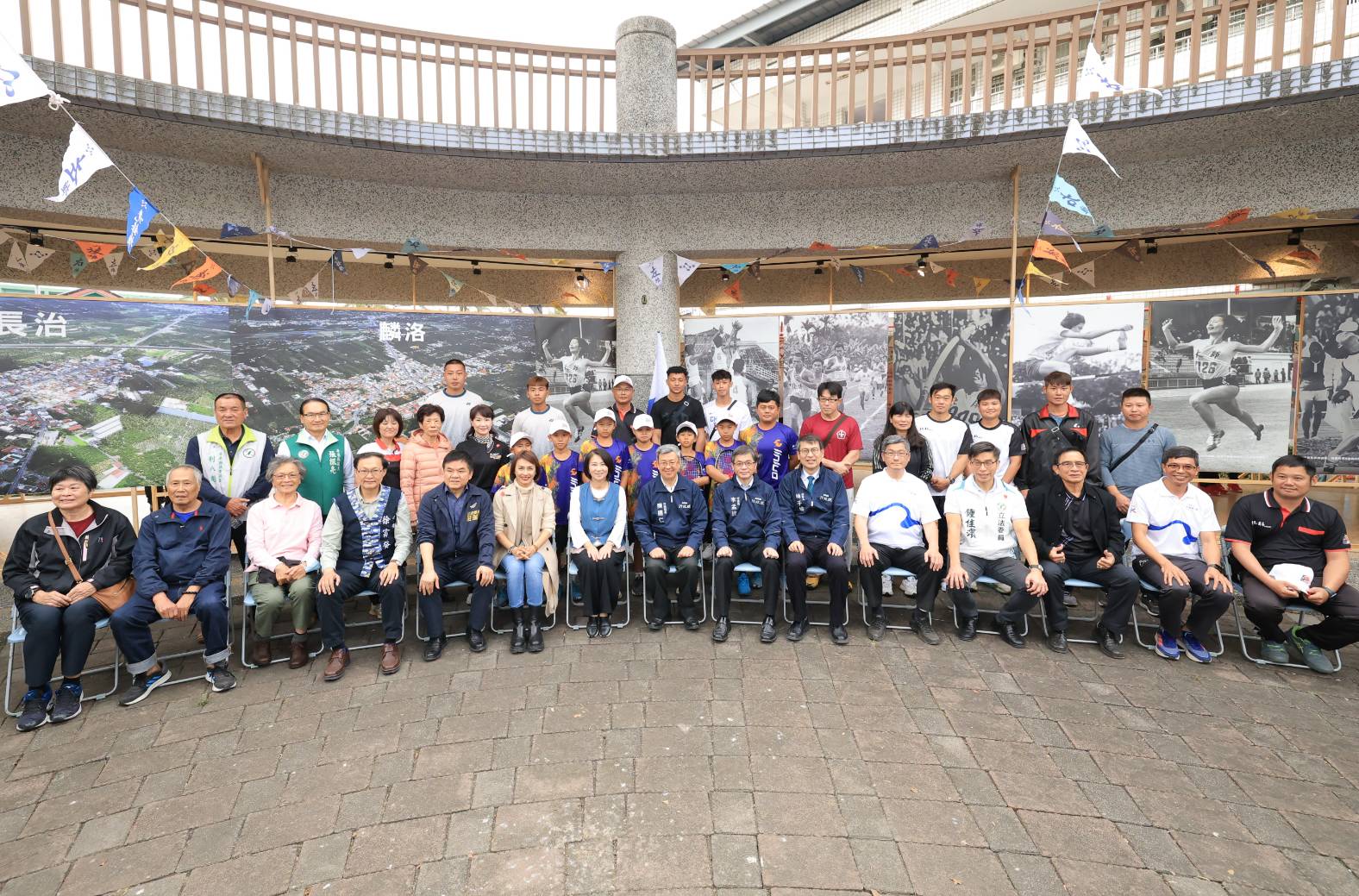圖2 行政院長及與會來賓與在地優秀選手合影.jpg