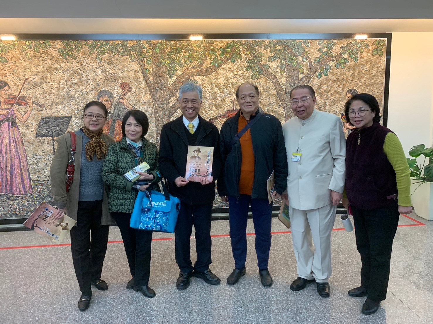 圖3范副主委（左3）、桃園龍潭愛樂管弦樂團團長盧孝治（右2），及前立委陳明真（右3）、湯蕙禎（右1）、許鍾碧霞（左2）等人，於開演前合影.jpg