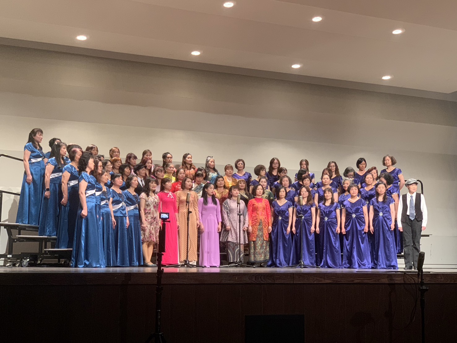 圖4「玉韻女聲合唱團、萬駿女聲合唱團、楊梅新住民合唱團」3團共演鄧雨賢組曲.jpg