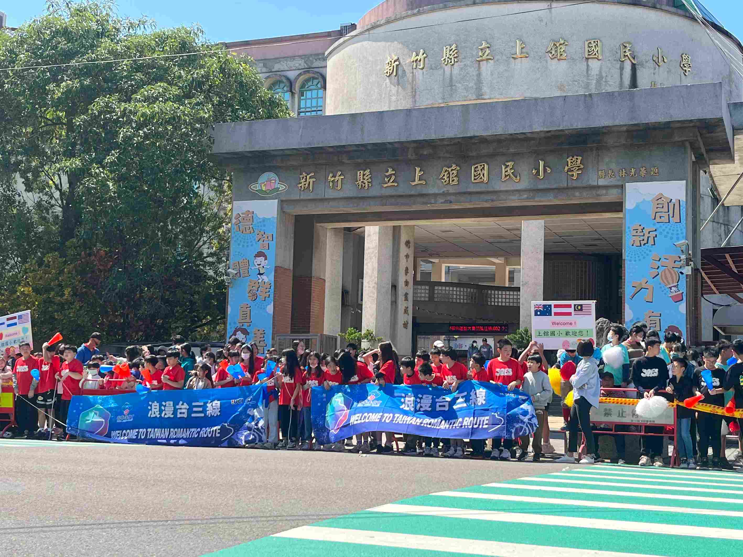 圖5設有衝刺點的新竹縣竹東鎮上舘國小站聚集許多客家鄉親應援，一同響應賽事，為選手喝采加油.jpg