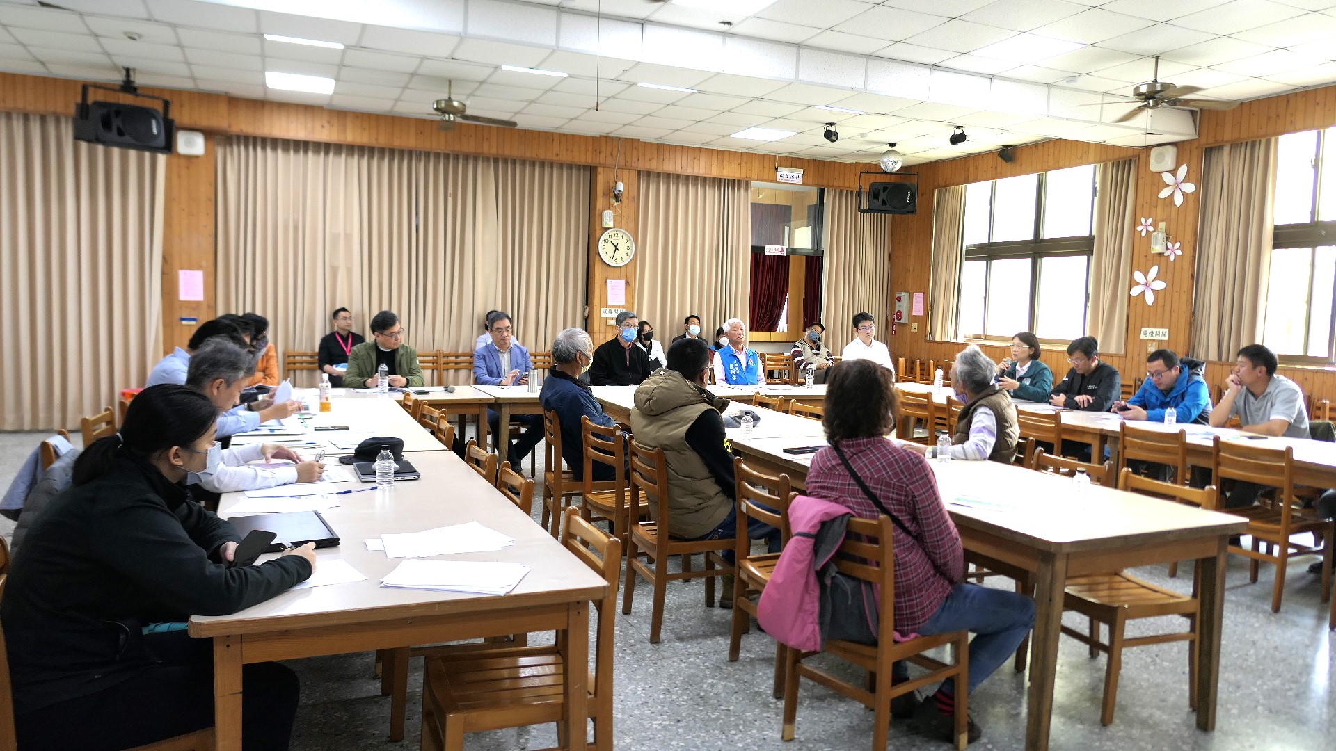 圖1 與會者就「卓蘭鎮內灣里新建活動中心工程案」及「苗栗縣卓蘭鎮立圖書館耐震能力改善工程施作案」進行討論.JPG