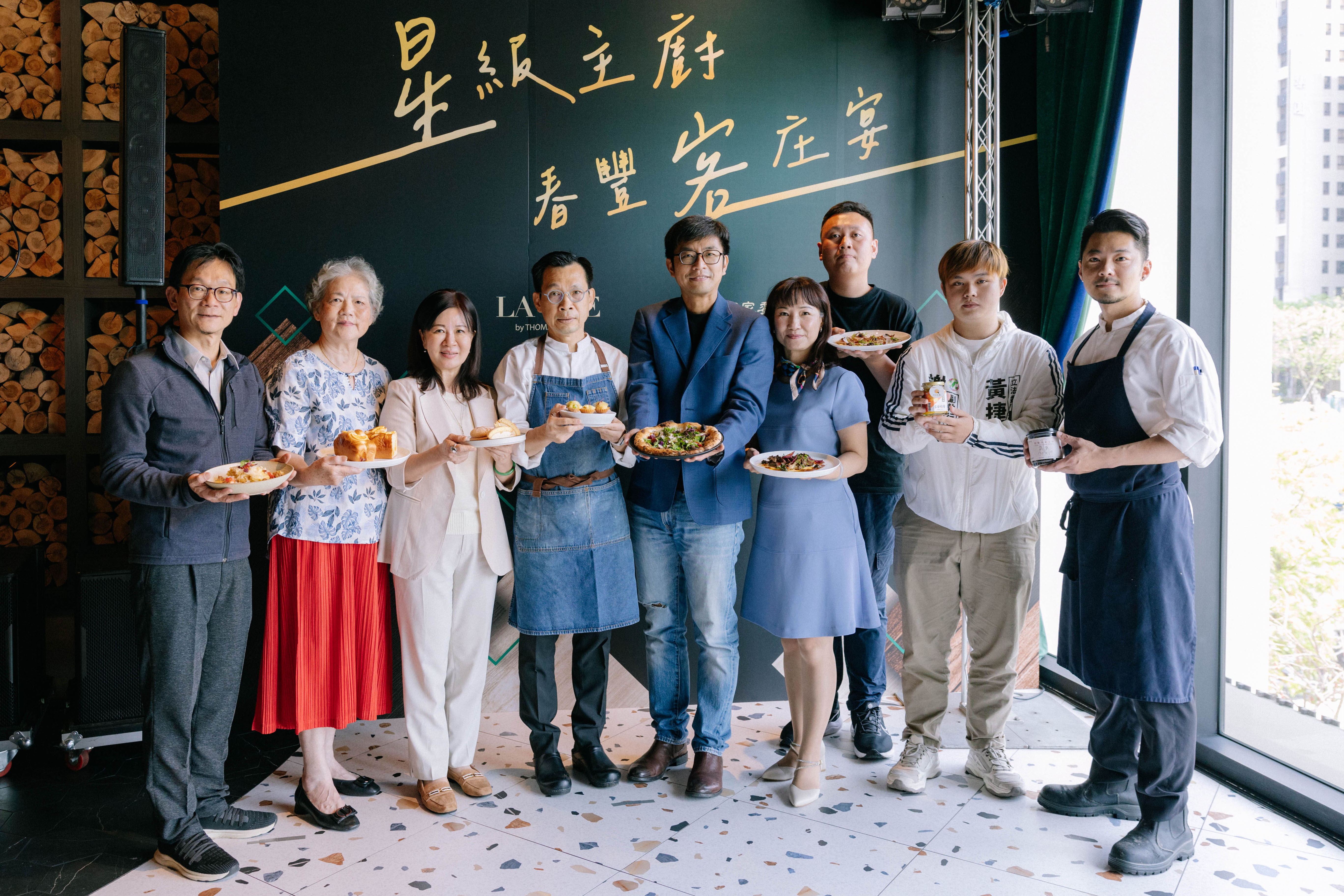圖1客家委員會前進高雄LA ONE Pizza辦理「星級主廚春豐客庄宴」記者會,由副主委周江杰及米其林綠星主廚簡天才共同開箱系列美食,推廣客庄特色優質品牌.jpg