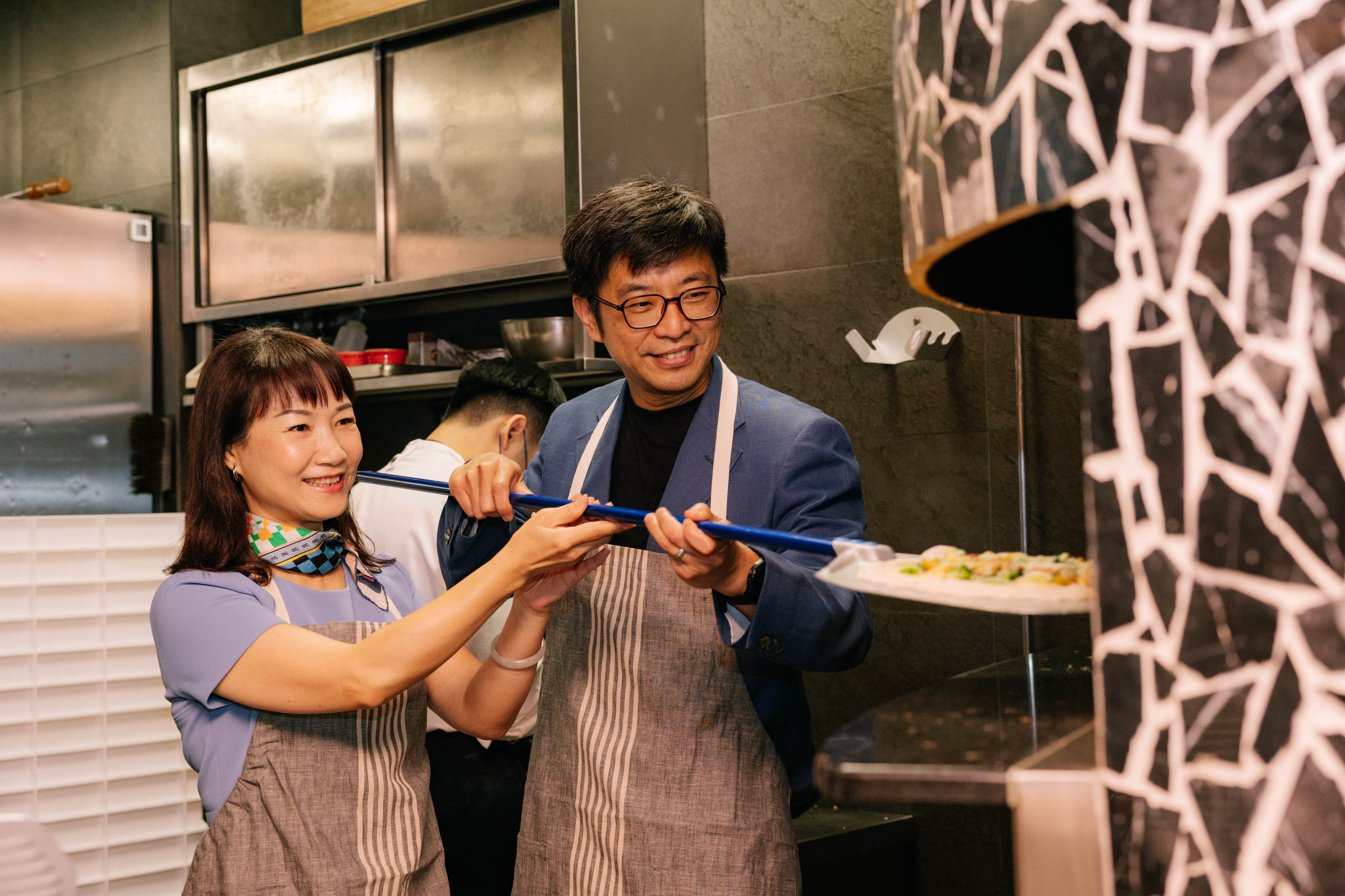 圖3周副主委與高雄市客委會主委楊瑞霞動手DIY客庄PIZZA.jpg