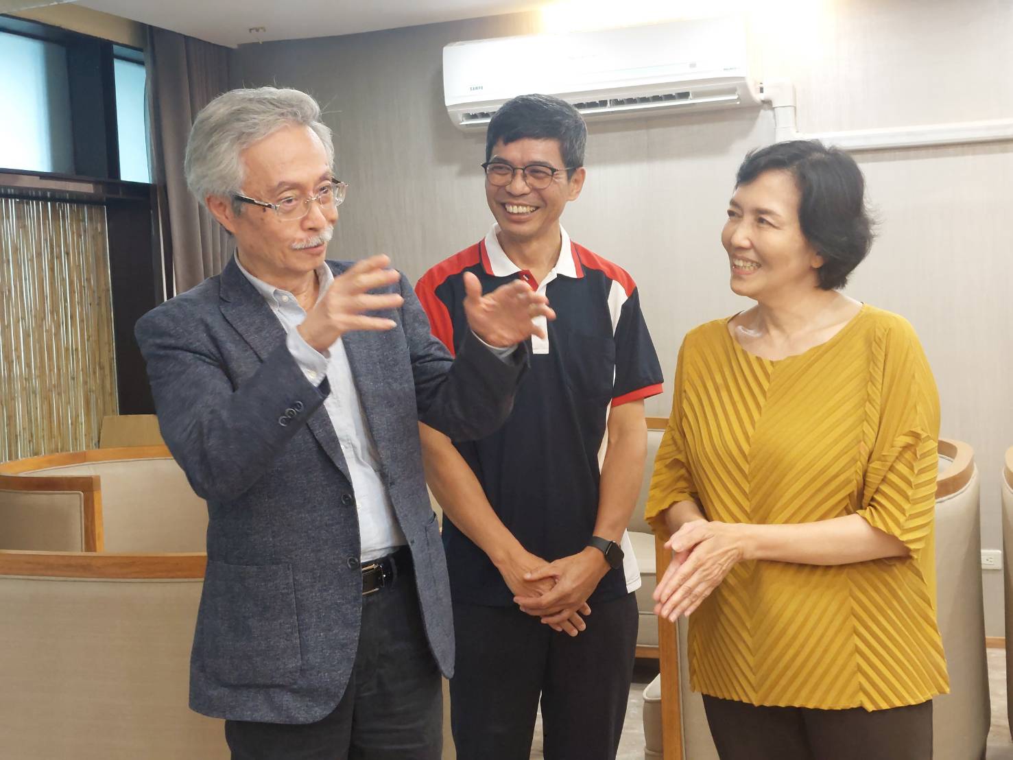圖4 臺北藝術大學王嵩山教授(左起)、客發中心何金樑主任、臺南藝術大學黃翠梅副校長相互分享合作樣態及討論.jpg