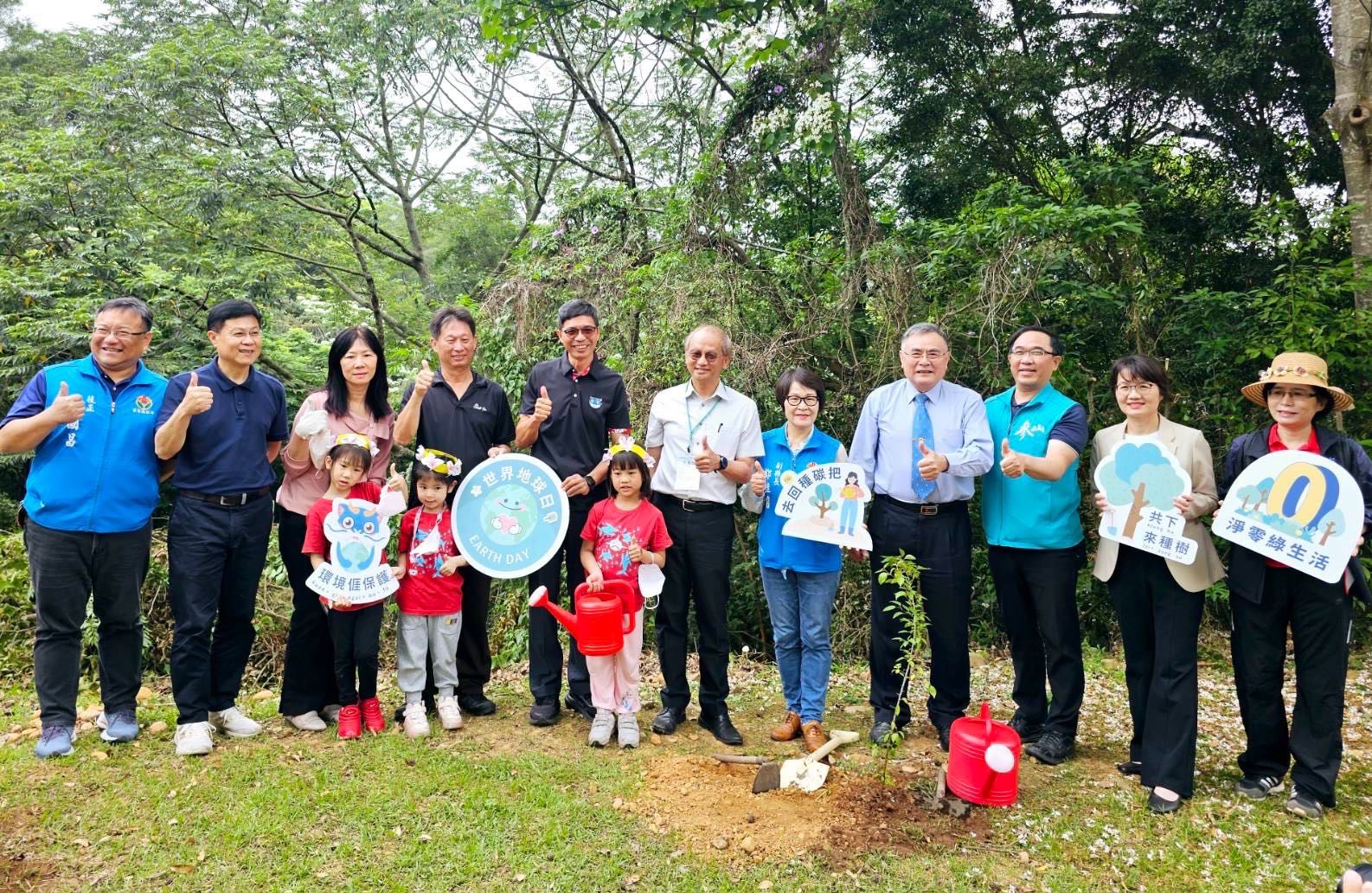 圖2 臺灣客家文化館響應世界地球日等環保議題，共同種植臺灣原生樹種豆梨（左起苗栗縣政府謝國昌技正、黃國釗主任、陳秀卿校長、許嘉祥副處長、何金樑主任、王漢英所長、鄧桂菊副縣長、李偉賢校長、湯維堯副處長、盧美君科長、九湖國小老師）.jpg