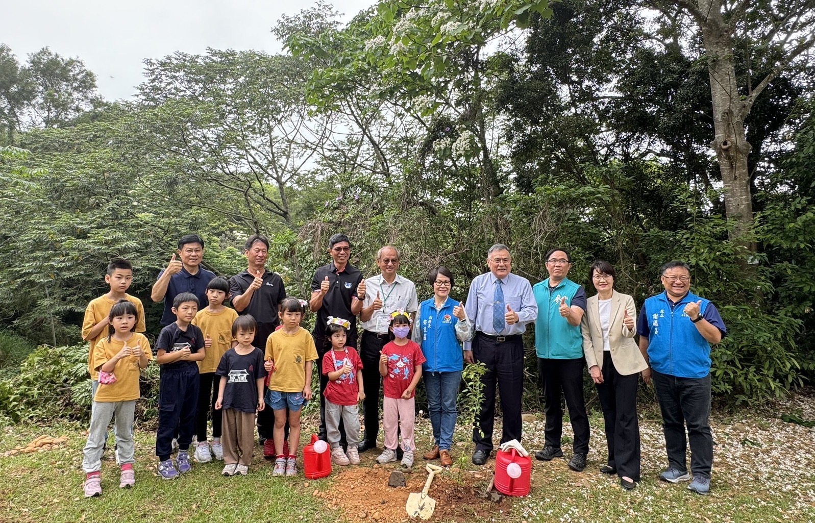 圖3 臺灣客家文化館響應世界地球日等環保議題，共同種植臺灣原生樹種豆梨合影.jpg