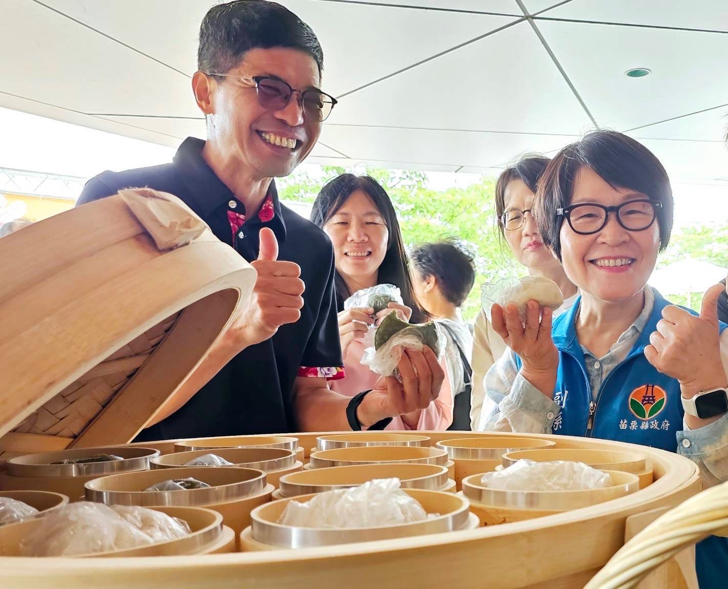 圖5 何金樑主任與鄧桂菊副縣長共下歡迎大家來參加臺灣客家文化館「細灶下－客家米食體驗活動」.jpg