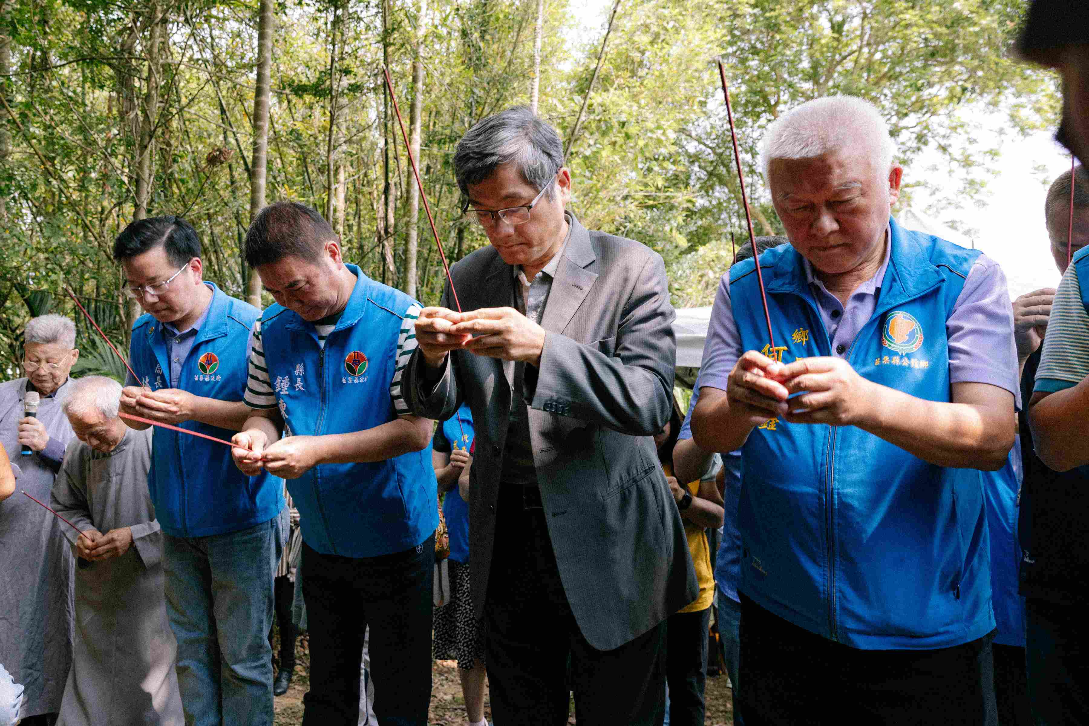 圖1客委會主委楊長鎮帶領祈福敬拜，為2024桐花祭揭開序幕.jpg