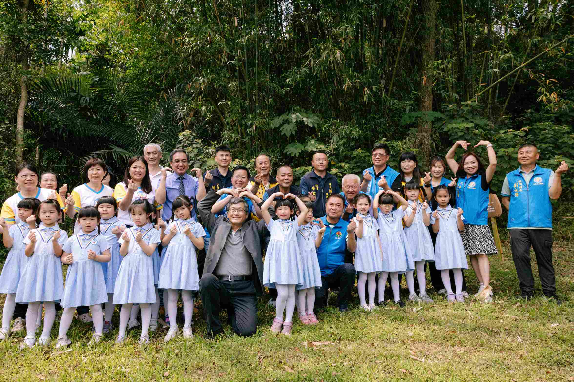 圖2楊主委及苗栗縣長鍾東錦等貴賓與愛兒堡幼兒園小朋友大合照.jpg