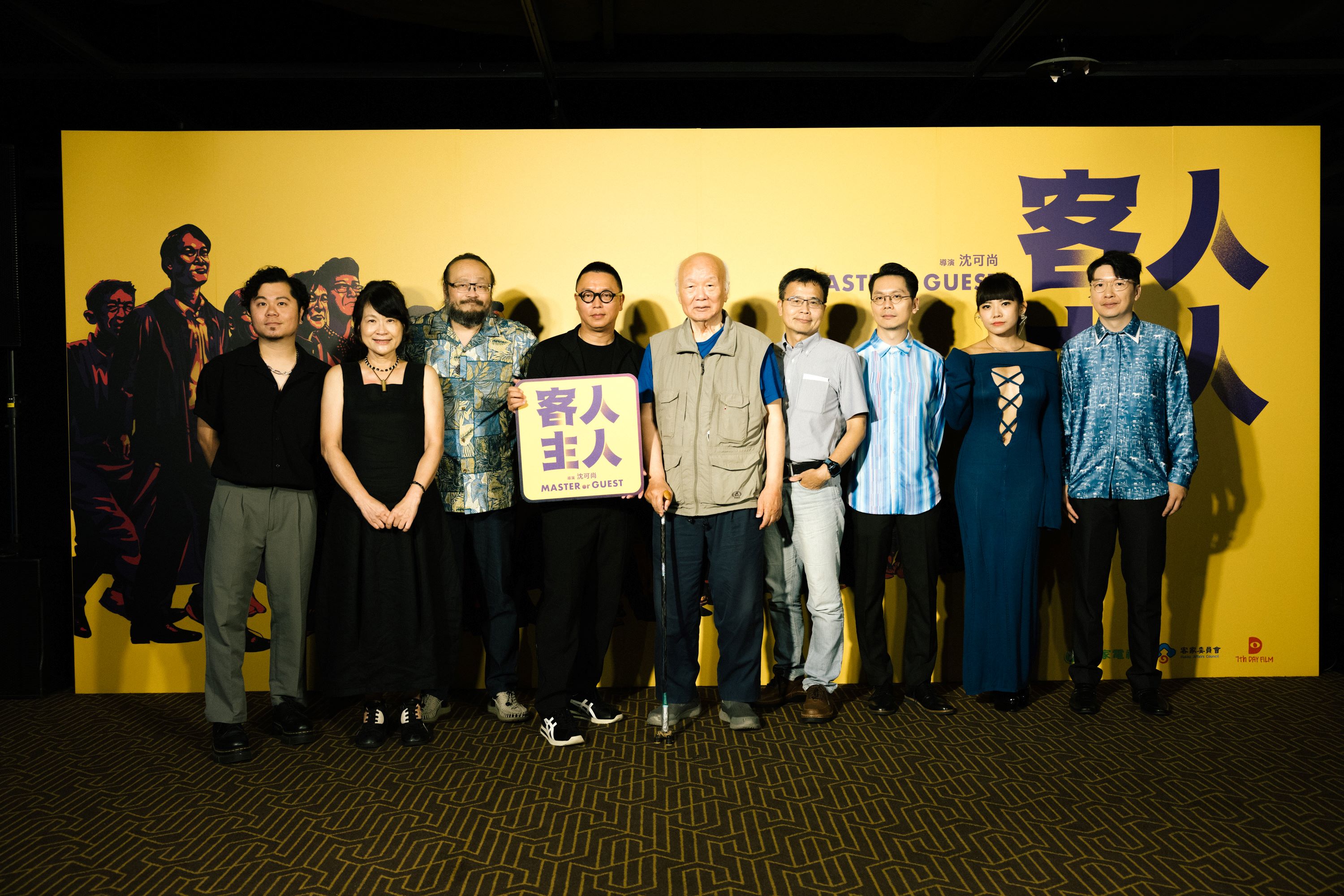 圖5 《客人主人》首映會左起說書人黃子軒、羅思容、謝宇威、導演沈可尚、新竹義民廟董事長林光華、羅烈師副教授、春麵樂隊(高承胤、賴予喬、葉超)(照片提供：客家電視台).jpg