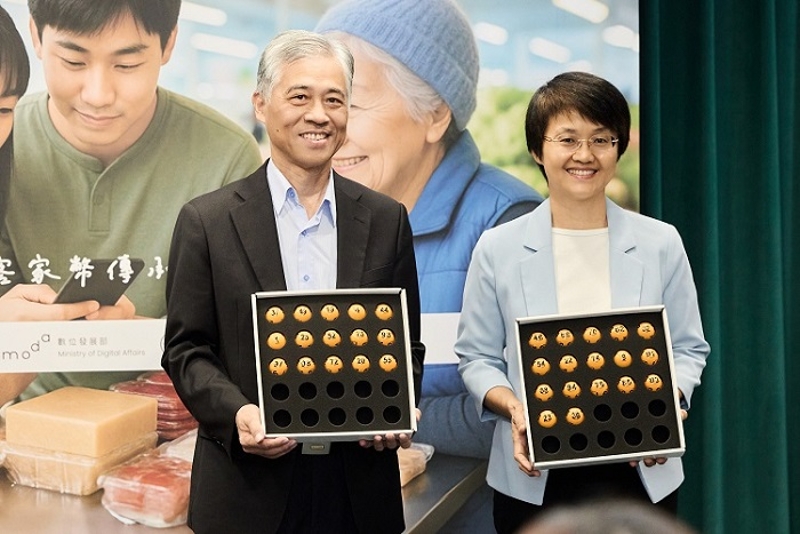 客委會主任委員古秀妃(右)與副主委范佐銘(左)分別抽出可獲得客家幣的幸運號碼