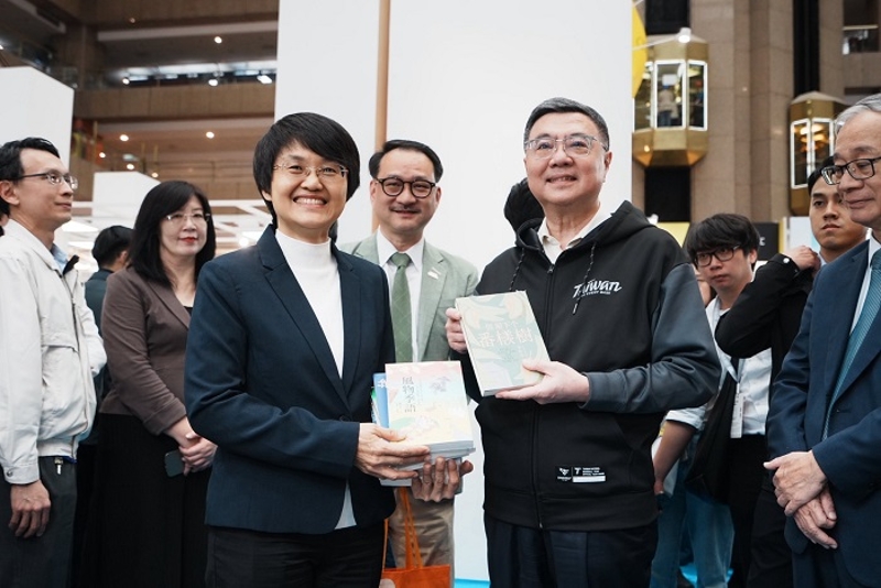 客委會古秀妃主委特別贈送卓院長客委會與鏡文學出版的7本新作，另贈送由客傳會補助貓頭鷹出版社出版的《風物季語》