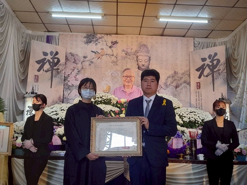 客委會邱星崴副主任委員代表頒贈張義品先生旌揚狀，並由其家屬張瑜文女士代為受贈。