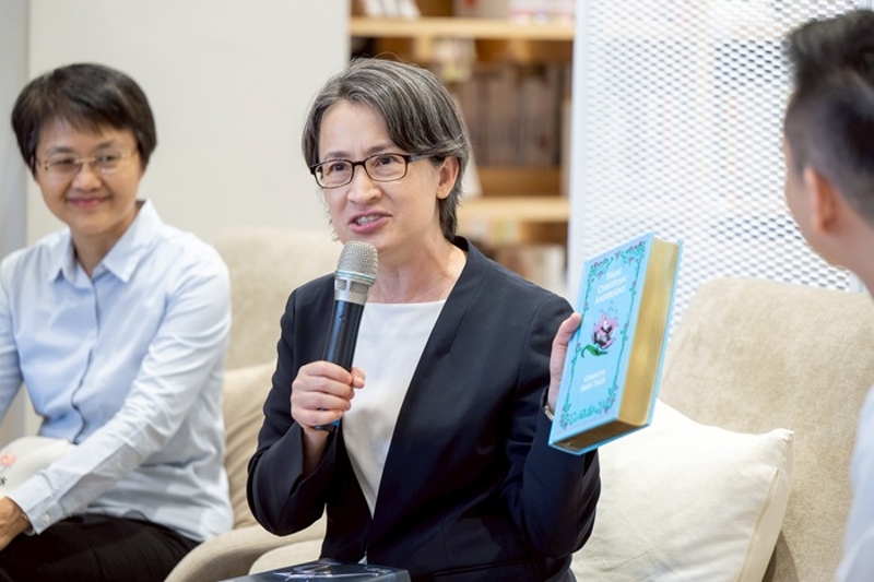 蕭美琴副總統也特地準備多本中英文書籍贈予圖書館，作為「伴手禮」