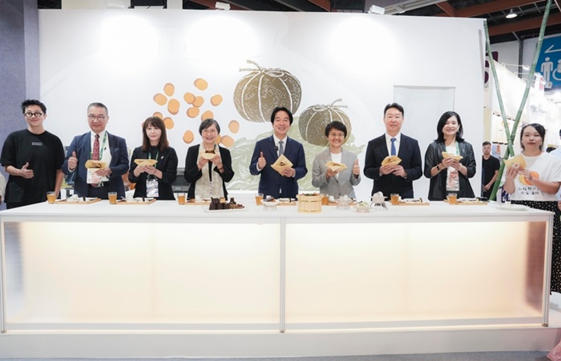 賴總統在古主委陪同下特別蒞臨客家主題館,品嘗融合傳統與創新的小點—覆菜可麗露、客家桔醬滷味,以及貓裏紅茶福福
