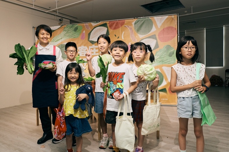 客委會主委古秀妃(左1)宣布9月19日將把客庄市場搬上凱達格蘭大道，邀請都會區親子家庭近距離感受客家味緒，從食物認識土地、從市場認識客家