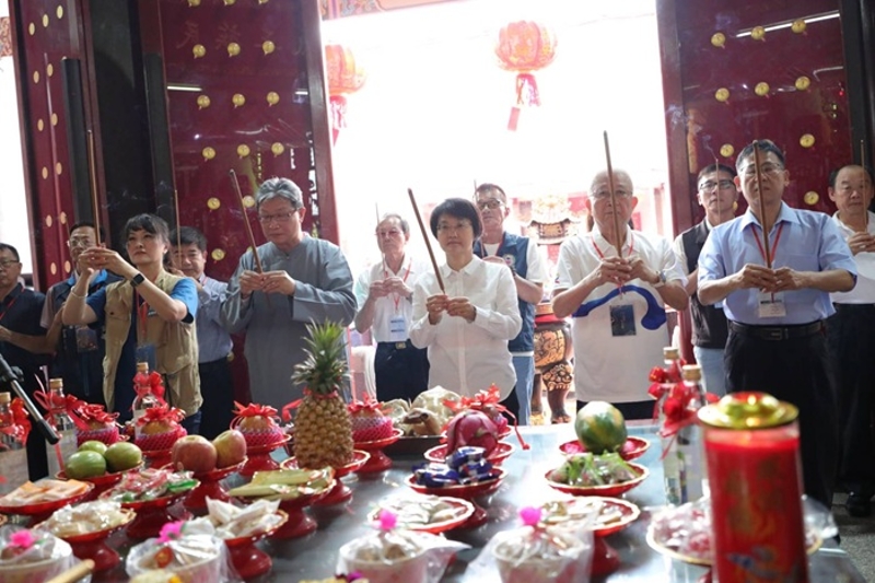 115年六堆日紀念活動,由古秀妃主委帶領在地代表共同祭祀六堆先民(第一排左起李昀芳代理處長、李世淦副主委、古秀妃主委、廖松雄召集人、宋貴龍主秘)