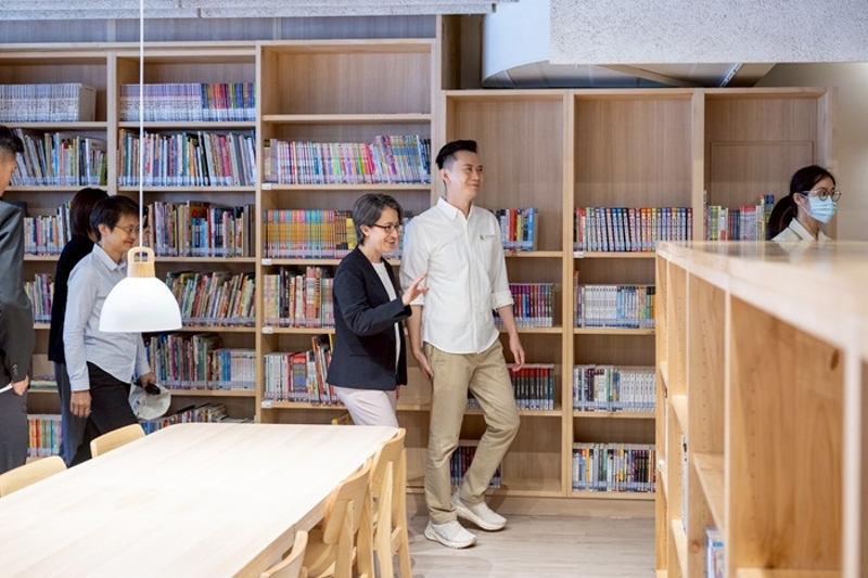 副總統蕭美琴在客家委員會主任委員古秀妃與竹北市長鄭朝方陪同下，前往福德分館搶先開箱