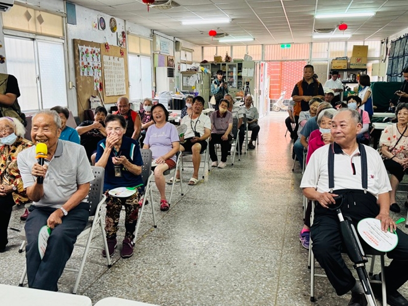 96歲的伯伯在現場演唱客家山歌,與大家同樂