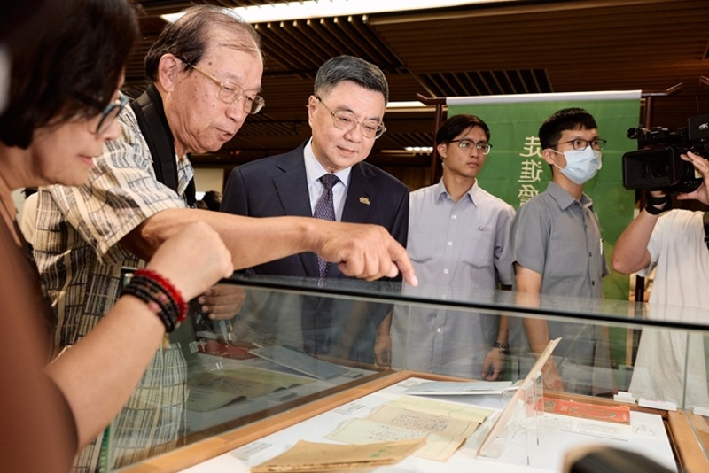 行政院長卓榮泰欣賞詹冰先生史料展示物(詹前衛先生導覽介紹綠血球及本次重要發現)