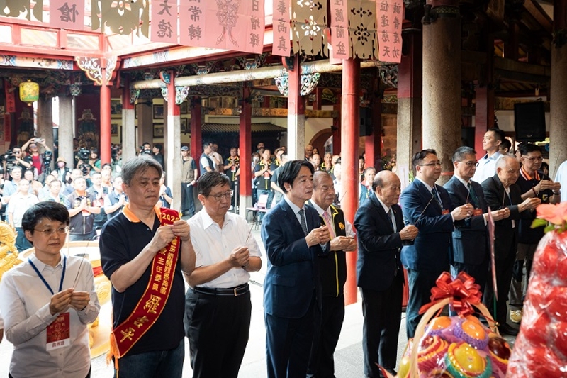 來賓向義民爺爺行三上香禮