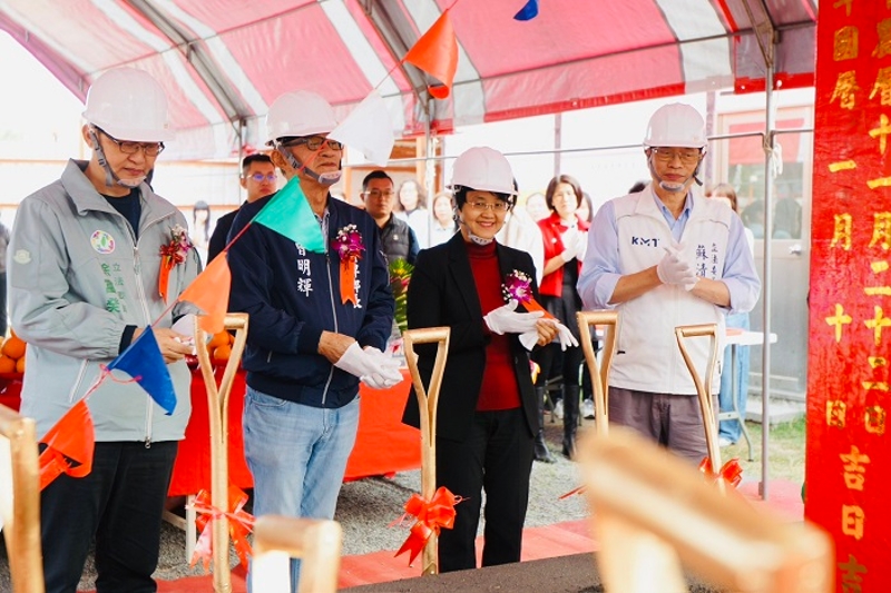 各代表共下用金鏟子吉祥動土