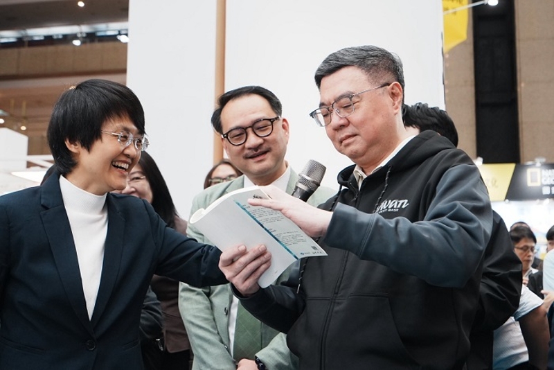 客委會古秀妃主委邀請卓榮泰院長試讀書中的客字