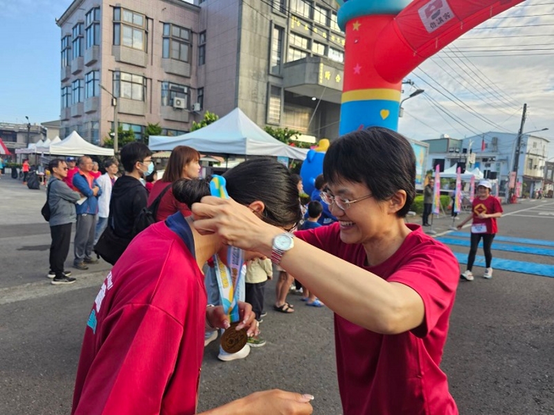 古秀妃主委為完賽選手掛上獎牌