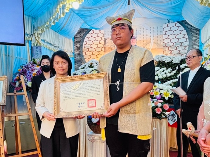 客委會廖副主任委員代表頒贈溫福仁先生旌揚狀，並由其家屬代為受贈