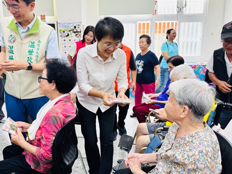 客委會古秀妃主委發送小禮物給長者