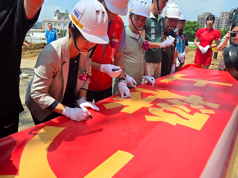 客委會古主委為竹東大禾埕上樑儀式簽名