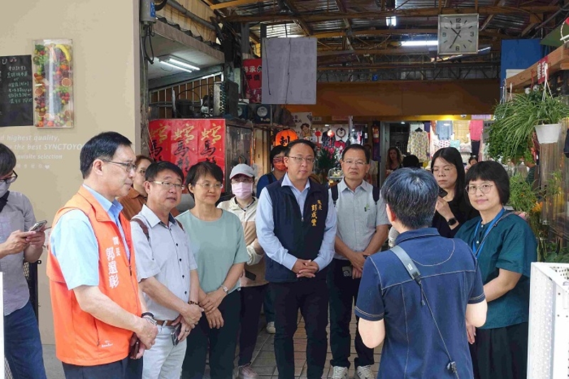 古主委與在場出席貴賓共下觀摩新富町文化市場、東三水街市場之轉型經驗